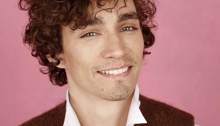 Robert Sheehan Nudo L Attore Mostra Il Pisello Bitchyx