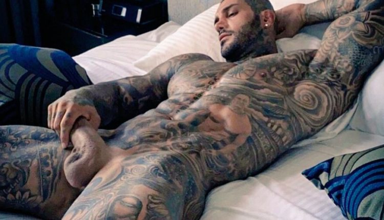 Muscoloso Tatuato Mostra Il Pisellone Bitchyx