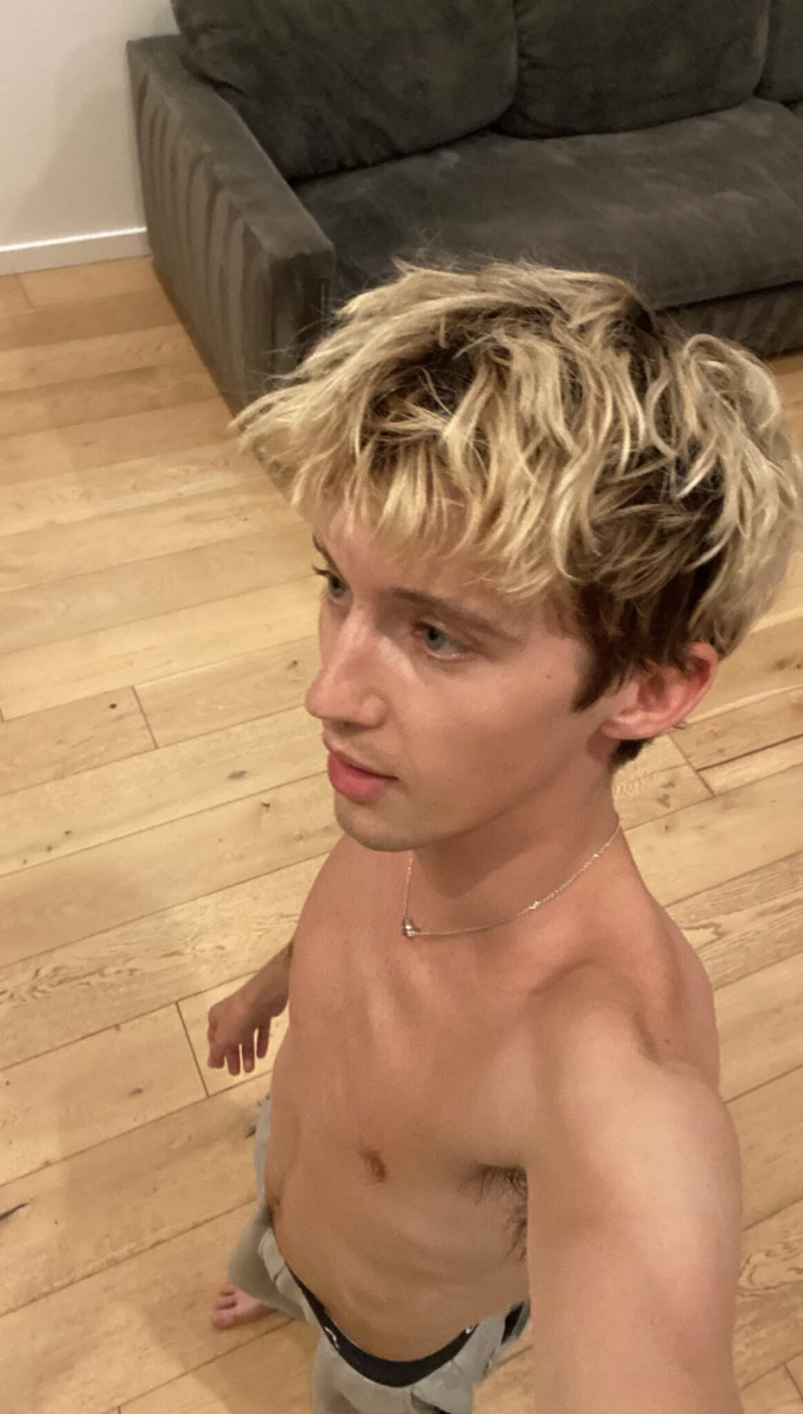 Manu Rios E Troye Sivan Si Spogliano BitchyX