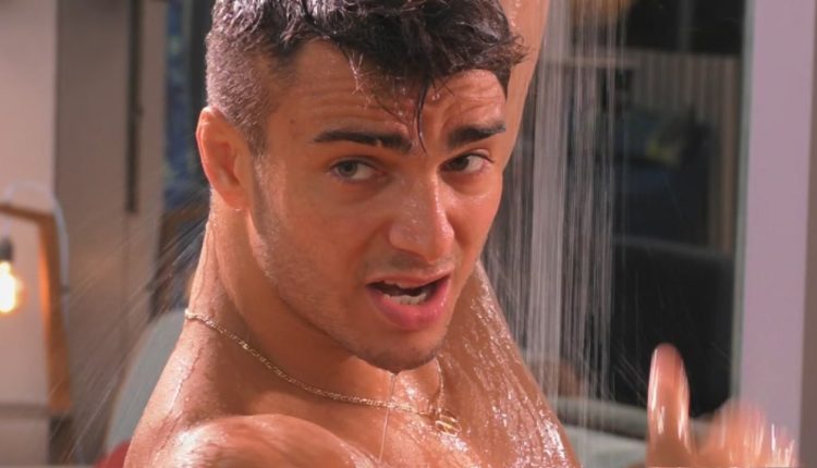 Fabio Basile sexy in doccia.