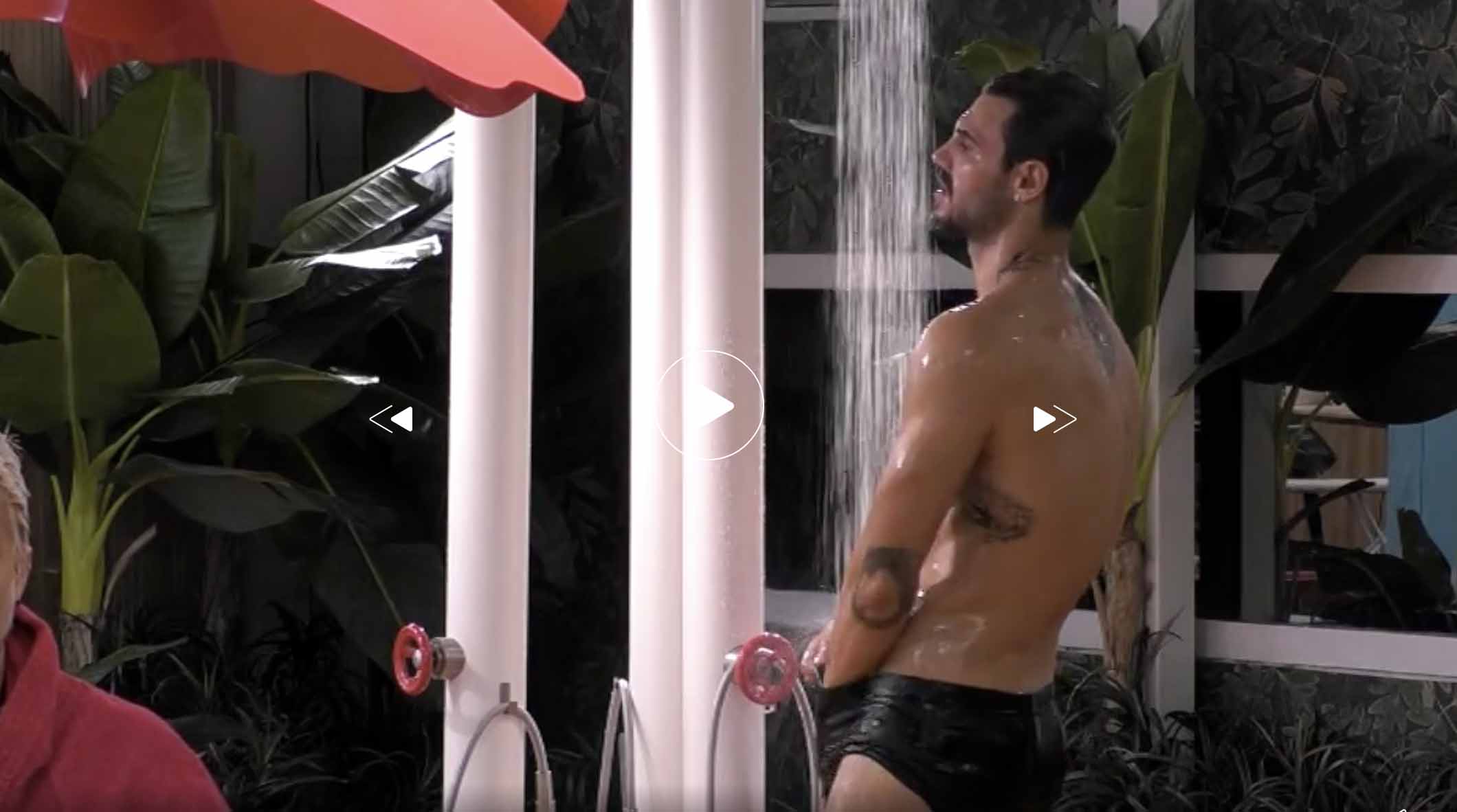 Francesco Monte si lava il pene.