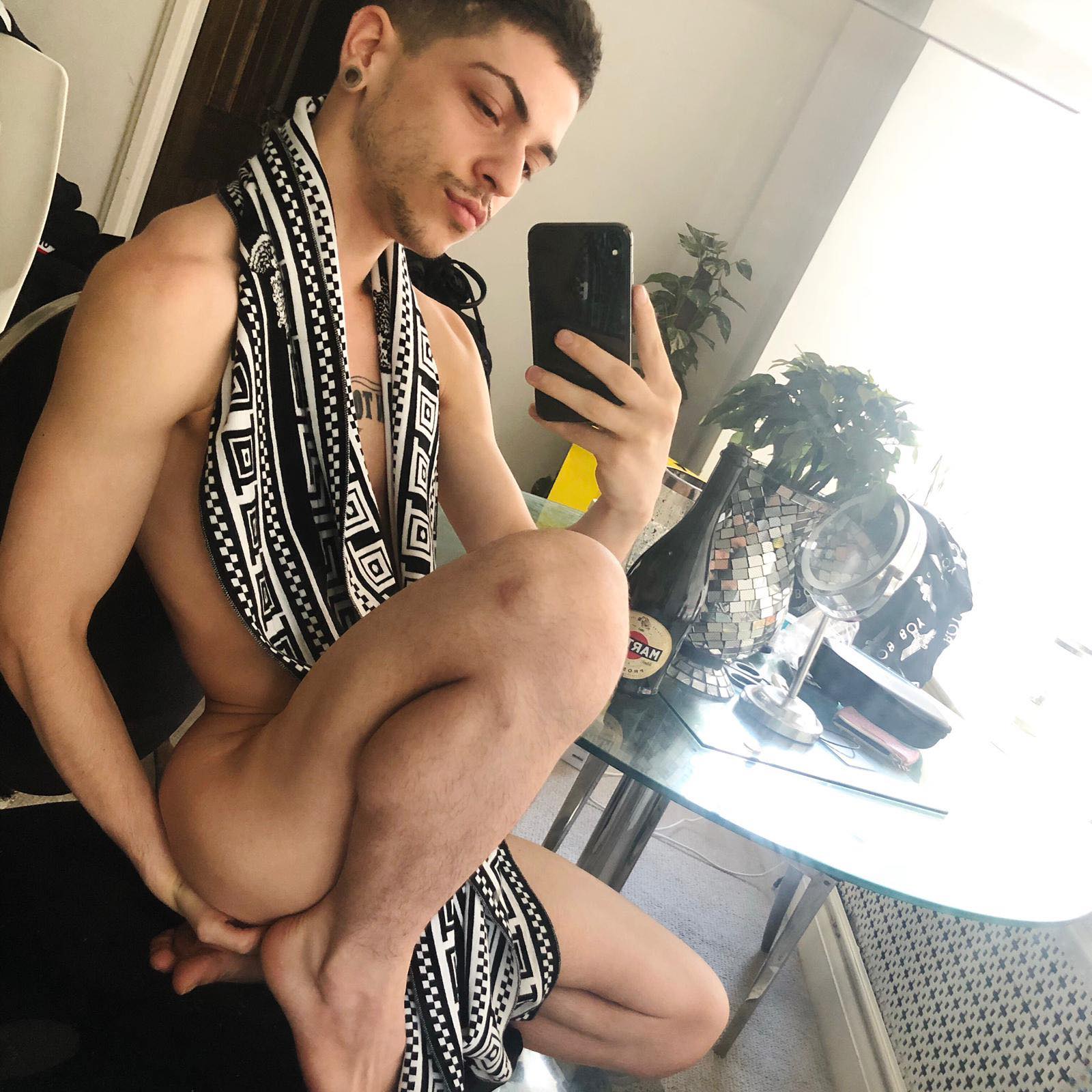 Alex Roman, le foto private del pornoattore italiano - BitchyX