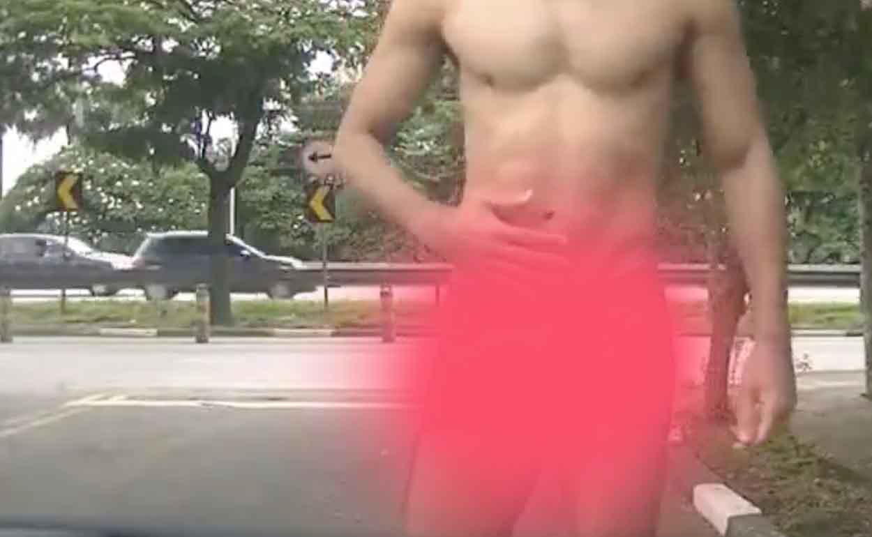 Ragazzo muscoloso si spoglia e resta nudo accanto ad una strada trafficata (VIDEO)