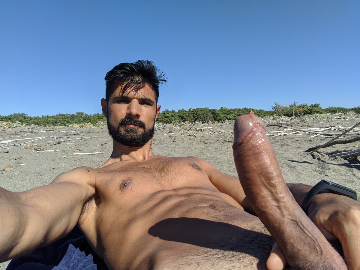 Giorgio, Granbig989 con il pisello al vento in una spiaggia nudista foto e video