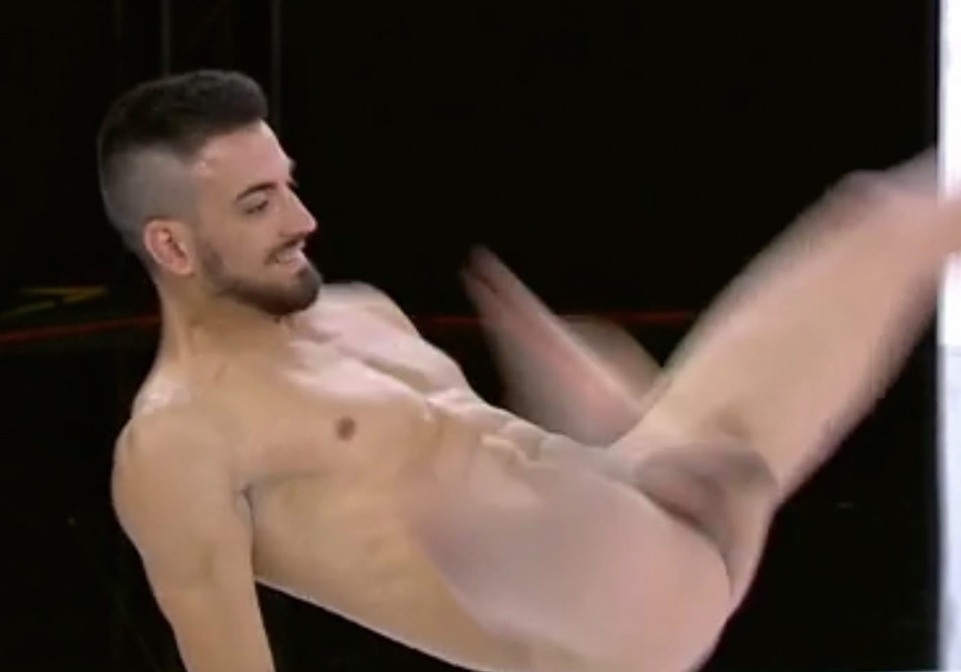 Christian, il superdotato di Naked Attraction Italia fa la breakdance nudo  - BitchyX