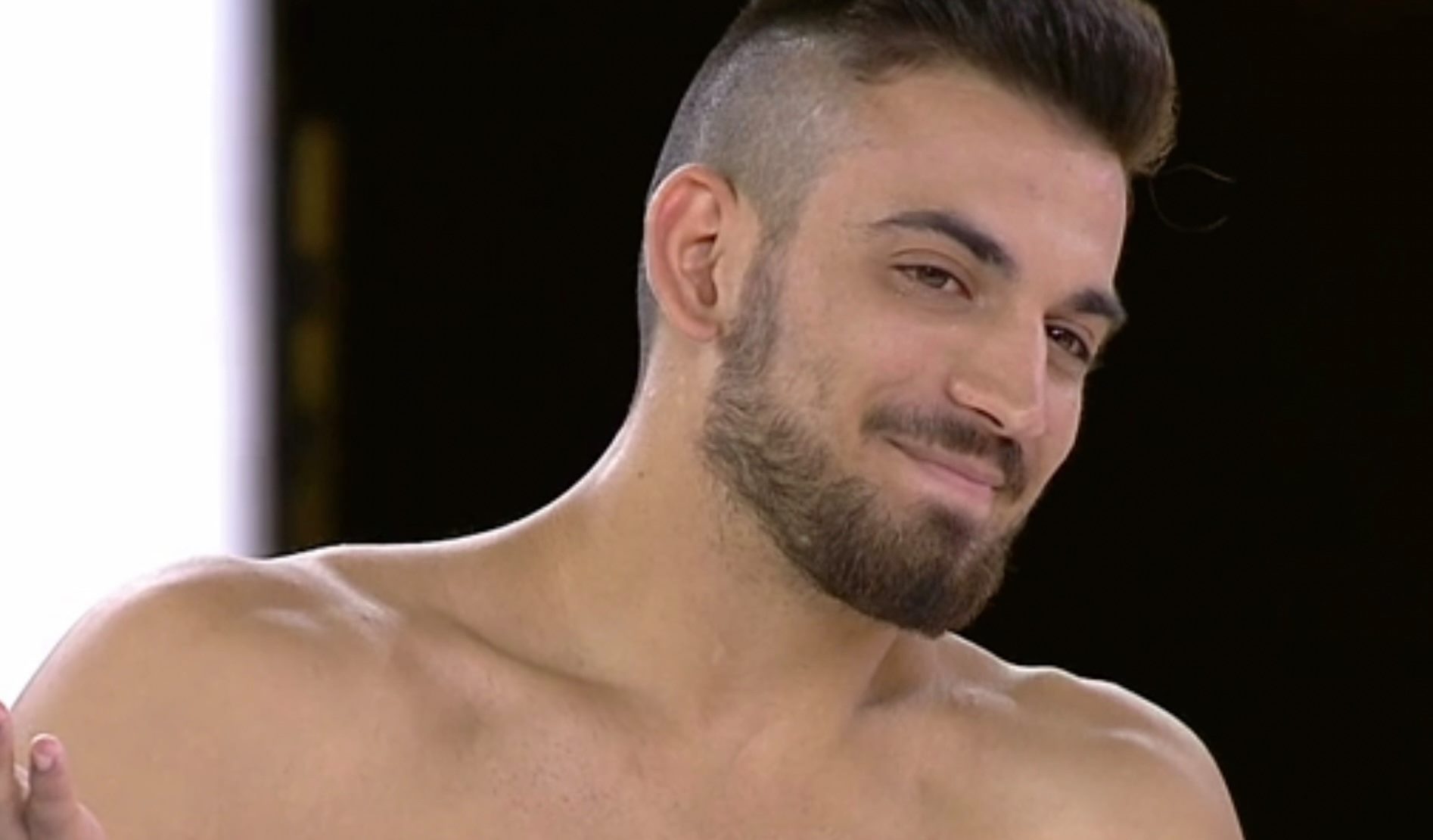 Christian, il superdotato di Naked Attraction Italia fa la breakdance nudo  - BitchyX