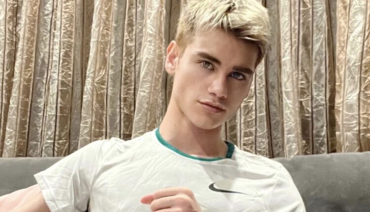 Oscar Il Twink Superdotato Mostra Il Suo Pisellone Xxl I Video