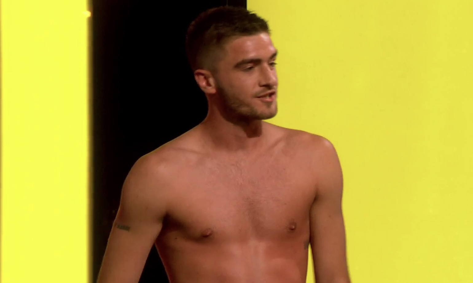 Jack mostra culo e pisello a Naked Attraction - BitchyX